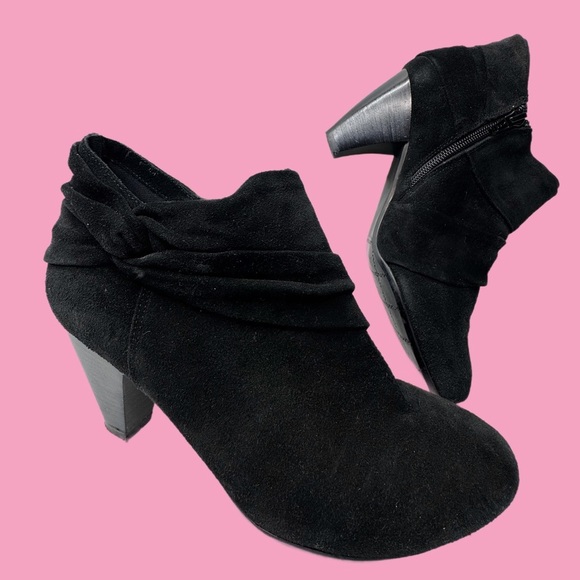 Vaneli Ditto Black Suede Ankle Booties Chunk Heel Size 9 wide - Picture 1 of 6